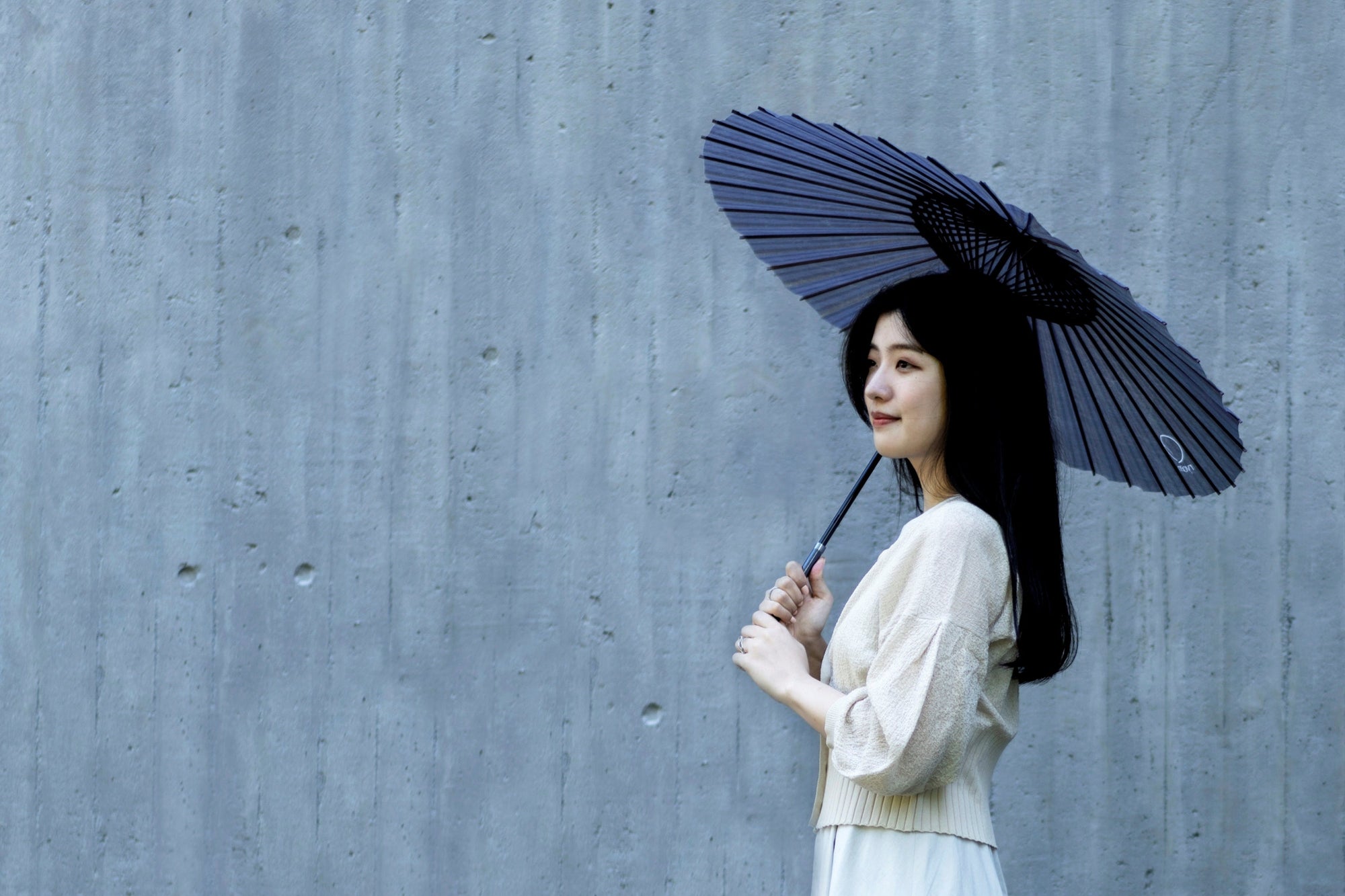 雨の音に耳を澄ませ、手しごとの情緒を纏う。