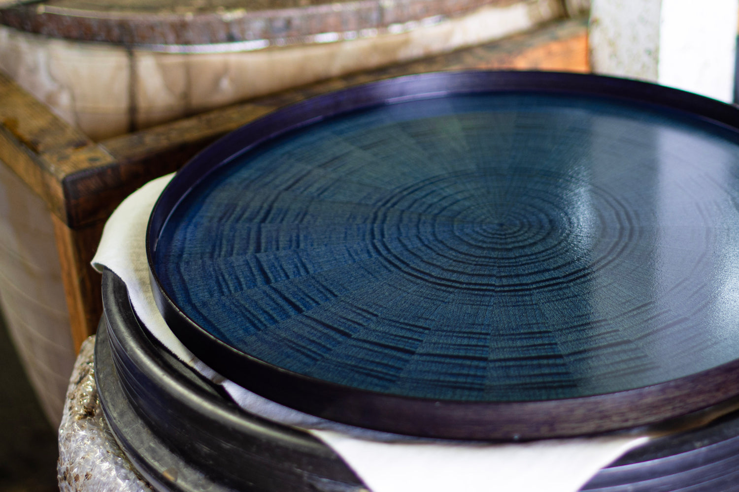 Round RaysTray L White sycamore Aizome indigo finish