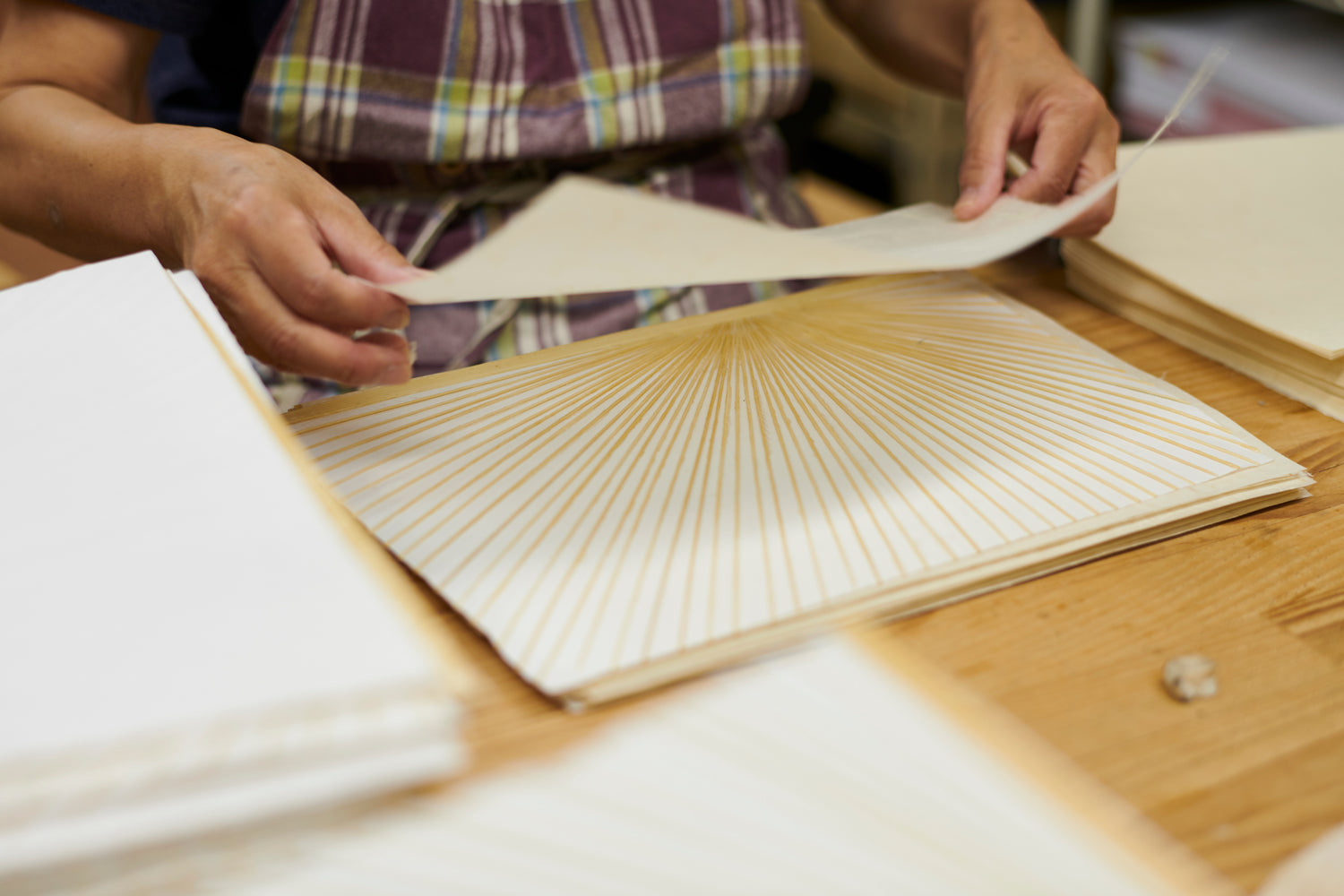 京の風をかたちにする、団扇のしごと｜塩見団扇・秋田 悦克〈京団扇〉