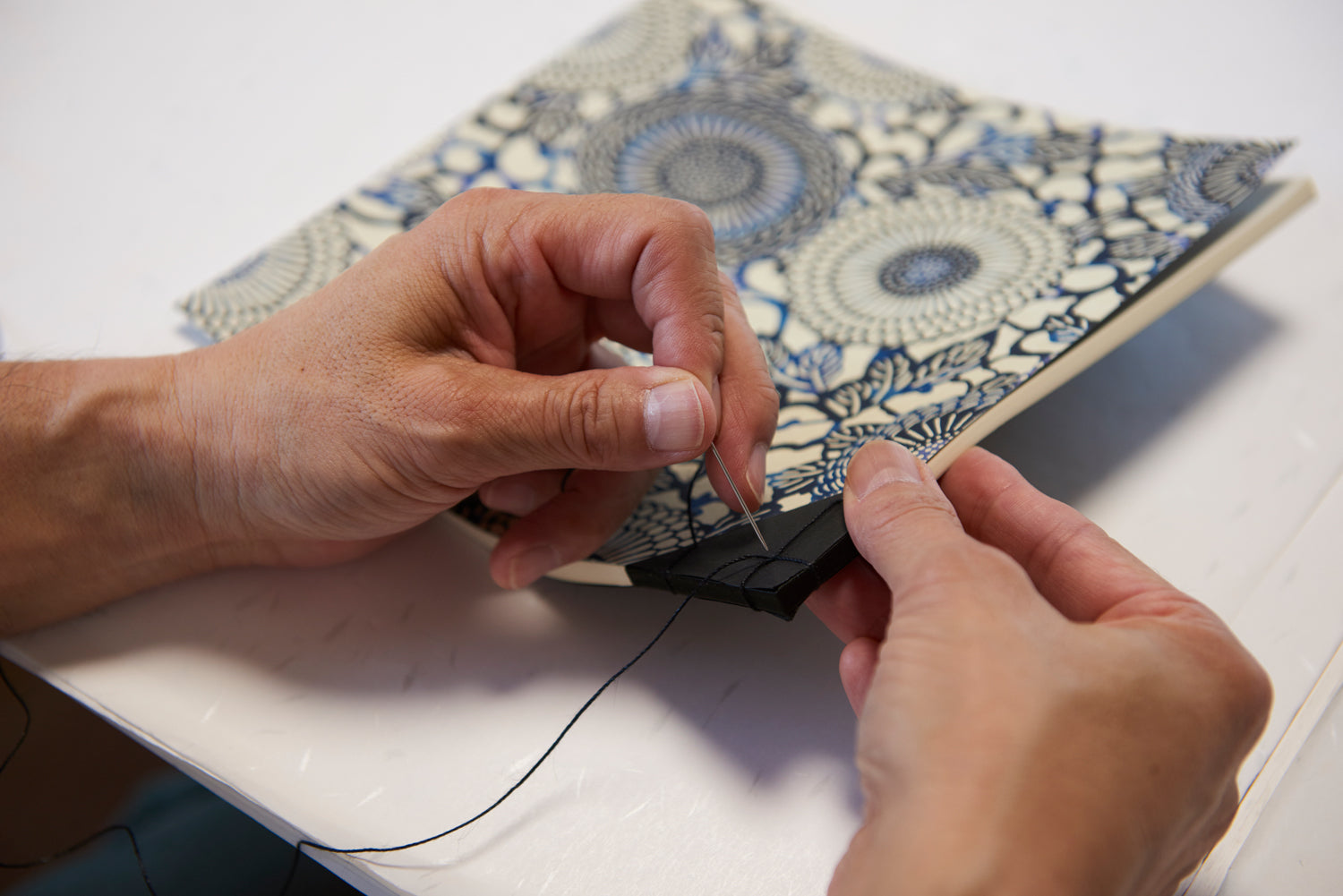 和紙の美しさと和綴じの技法が息づく、デザイン文具の世界｜尚雅堂 松尾 安浩〈和紙製品〉