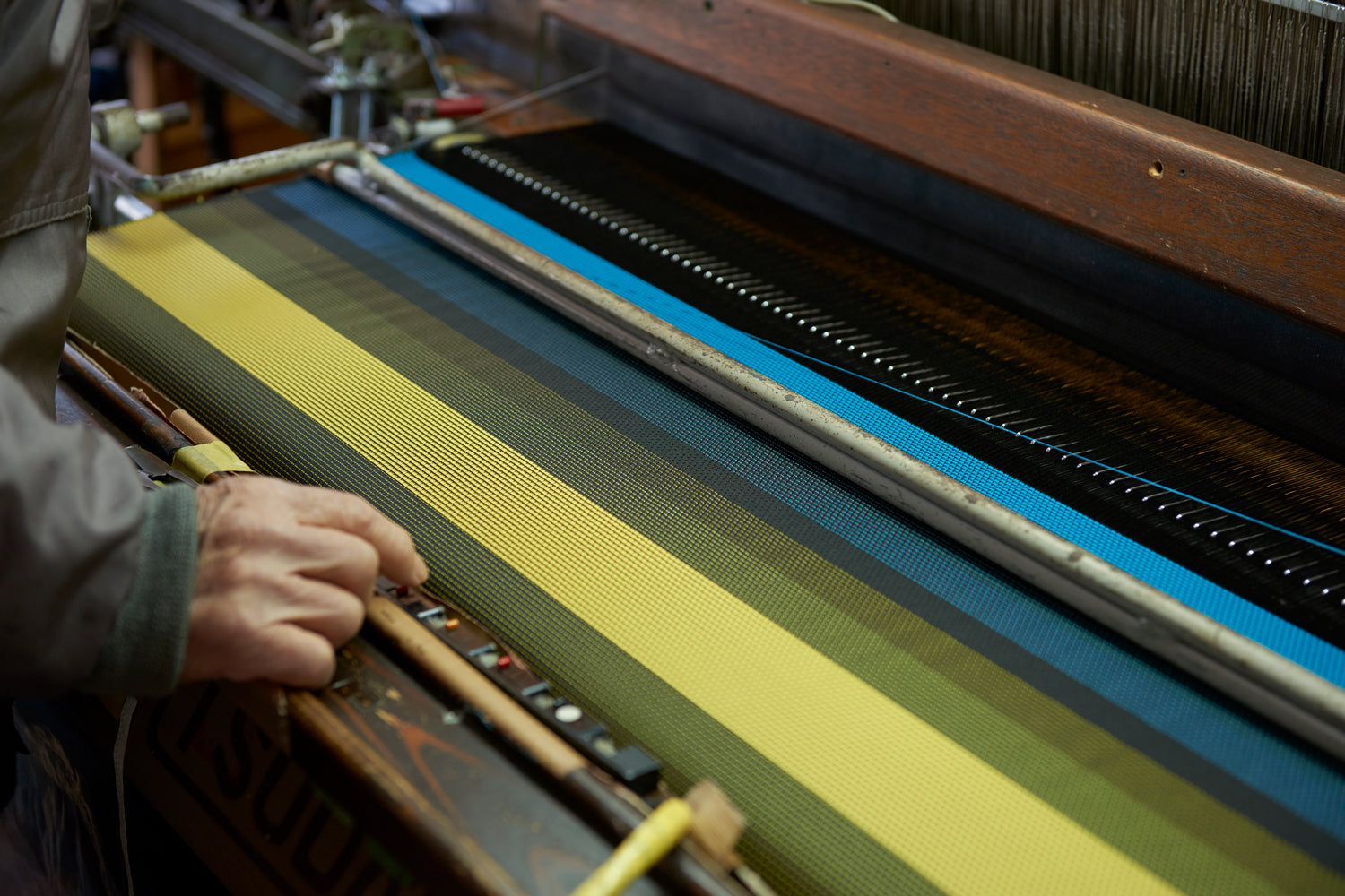 貝殻が織りなす、海の光のテキスタイル｜民谷螺鈿・民谷 共路〈螺鈿織〉