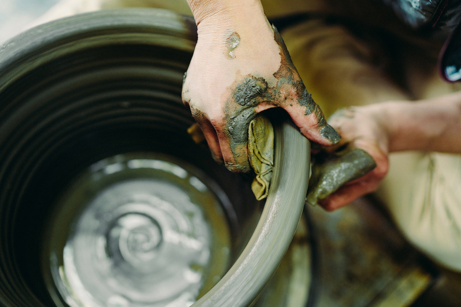 六古窯のひとつ信楽で受け継がれる手仕事のうつわ｜卯山窯・西尾 照幸〈信楽焼〉