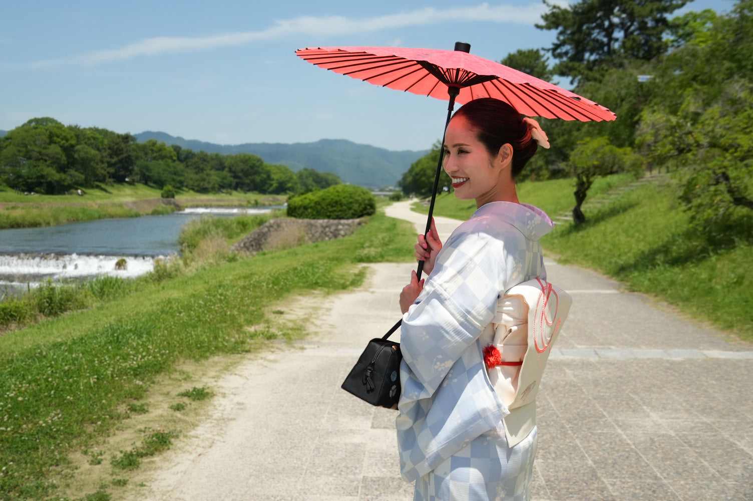 静かに寄り添う、和傘の記憶｜京料理店照月・四代女将